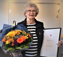 Maja Bilde med diplom, emblem og blomster (Foto: Kim Meldgaard)