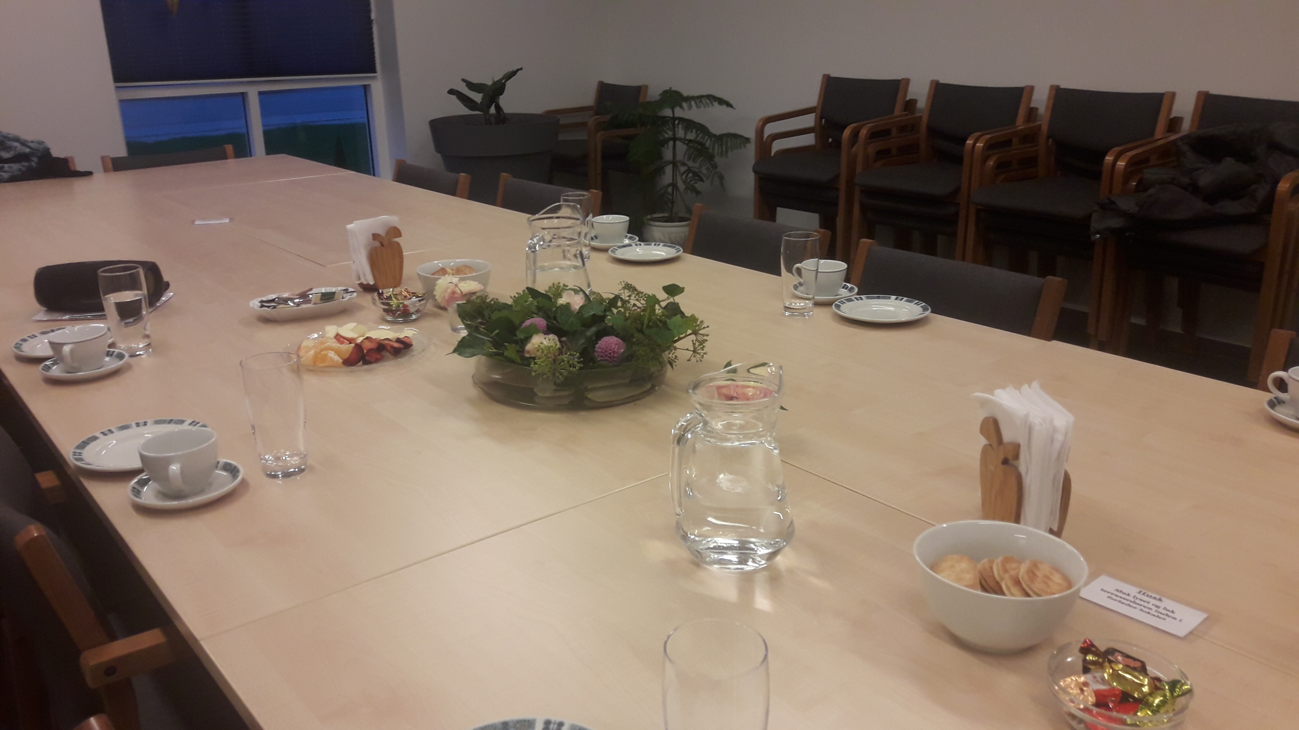 Der bliver serveret kaffe, kage og frugt, når sorgegruppen mødes.