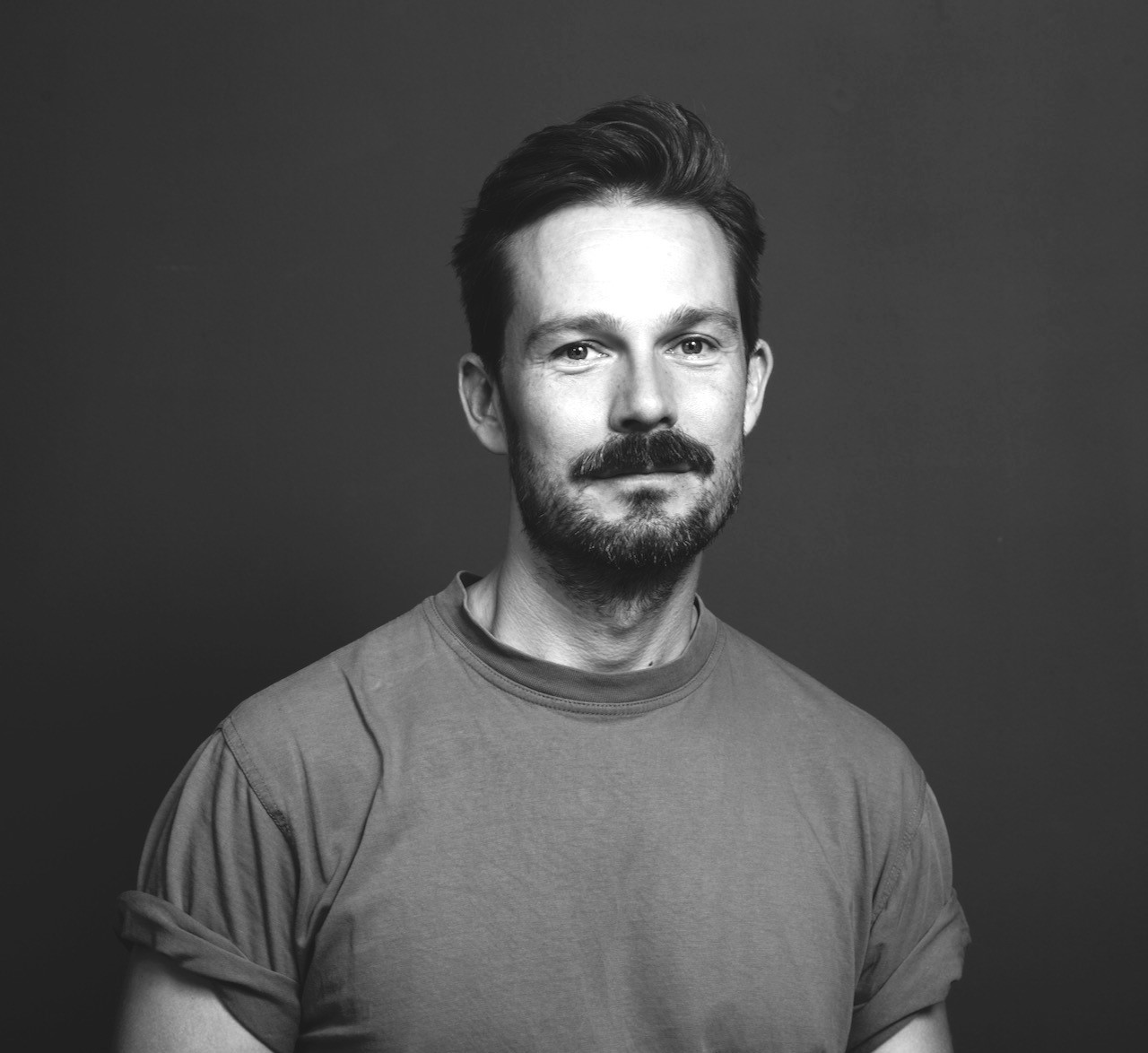 Frederik Larsen har forsket i, og arbejdet med bæredygtighed, genbrug og økonomisk værdiskabelse i mere end 15 år. Foto: Mathilde Schmidt.