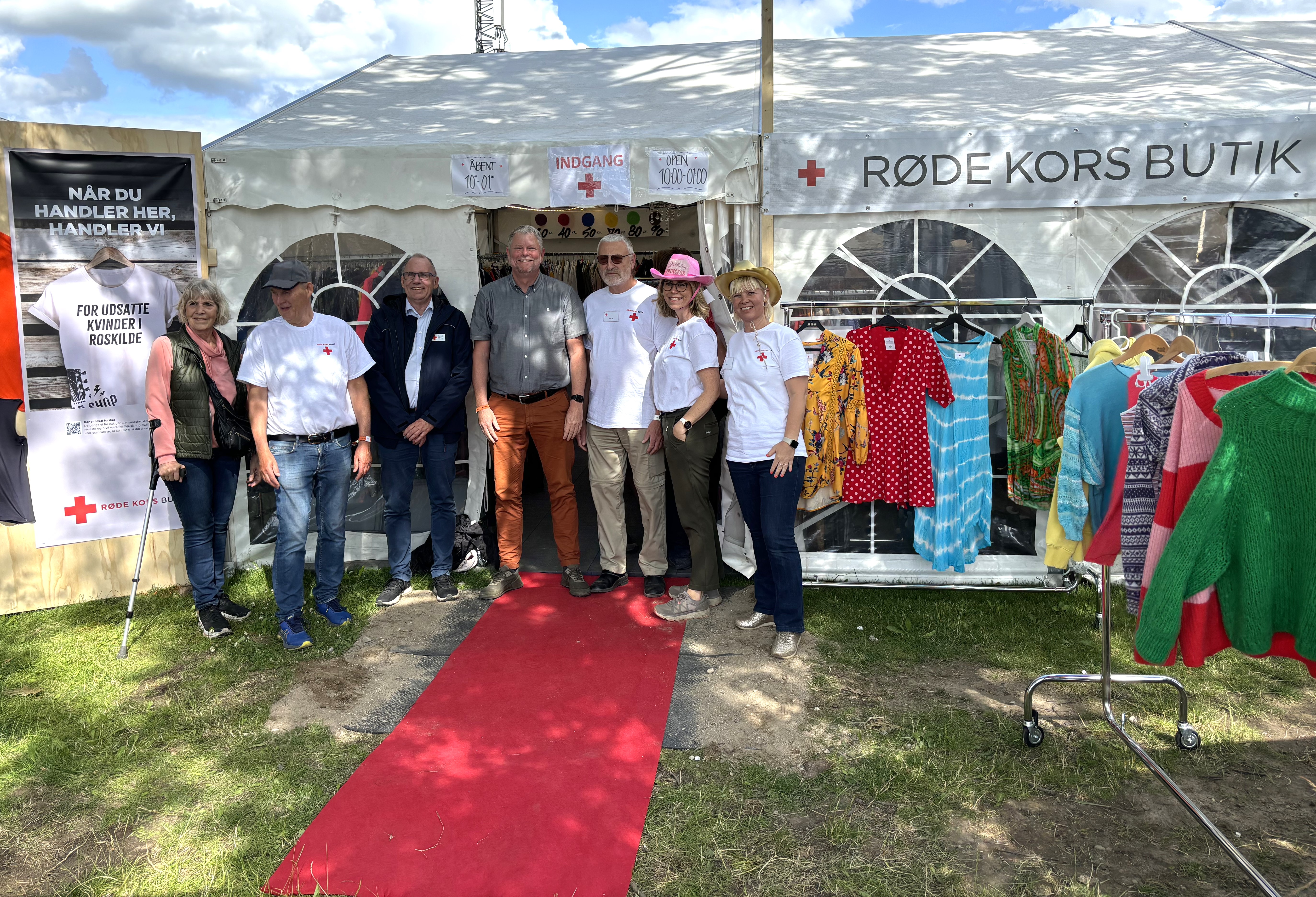 Anders Ladekarl og seks frivillige står foran den nyåbnede genbrugsbutik på Roskilde Festival.