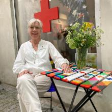 Lokal kunstner sætter farve på Røde Kors Butik Lyngby