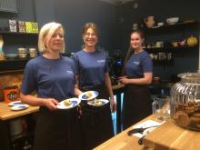 Frivillige i Café SnakBar øver sig